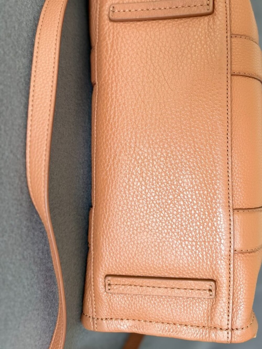 Marc Jacobs Leather Medium The Tote Bag (Argan Oil) - Picture 9 of 10